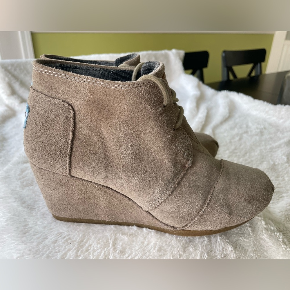 TOMS Women’s Tan Suede Wedges